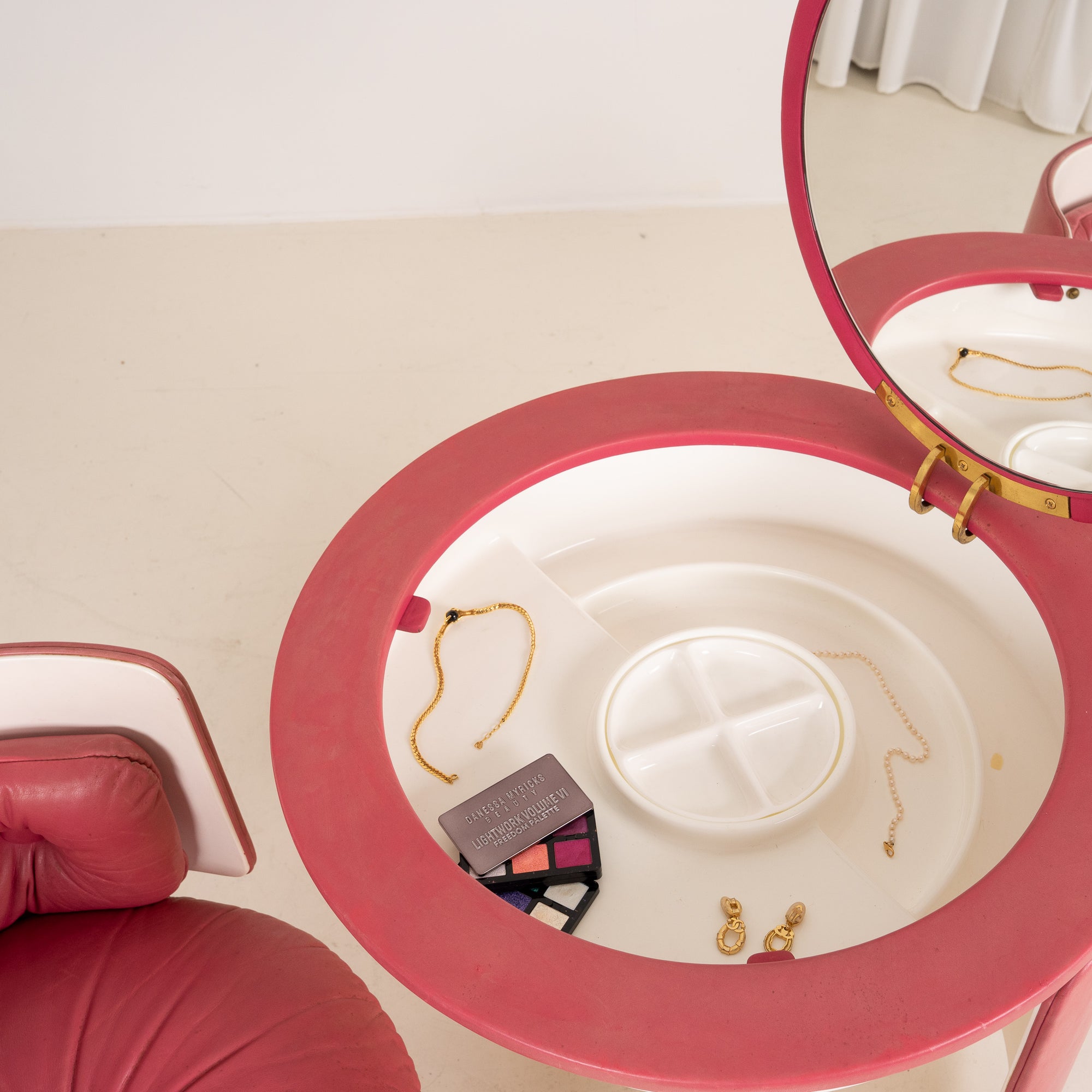 "Dilly Dally” vanity table designed by Luigi Massoni for Poltrona Frau