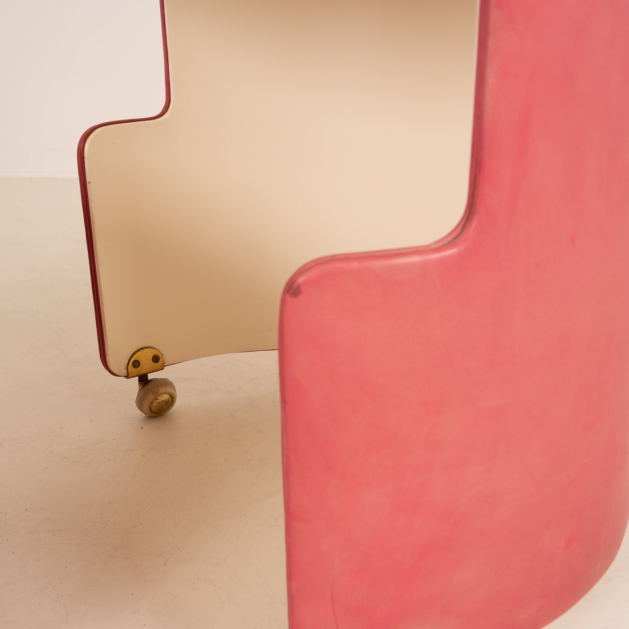 "Dilly Dally” vanity table designed by Luigi Massoni for Poltrona Frau