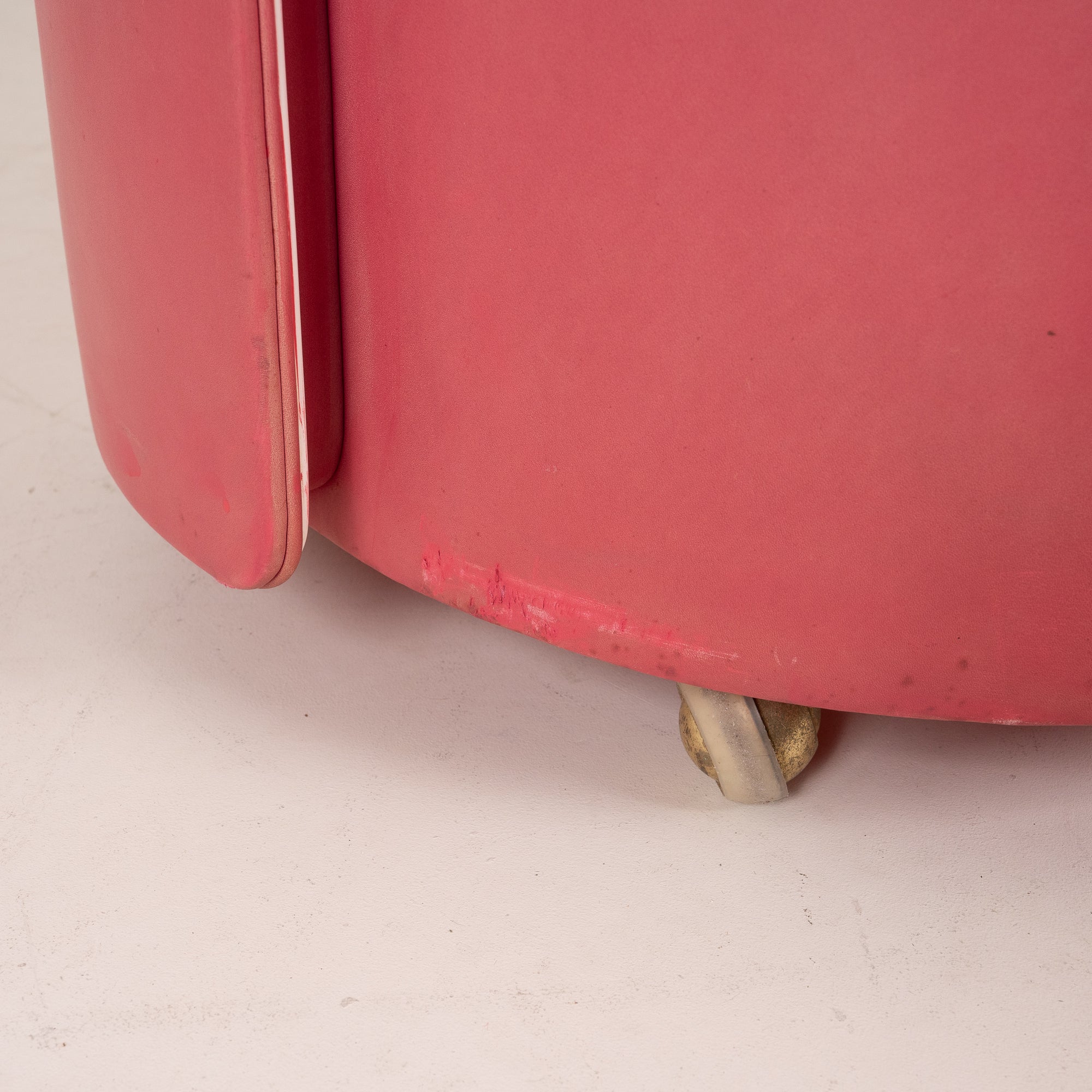 "Dilly Dally” vanity table designed by Luigi Massoni for Poltrona Frau