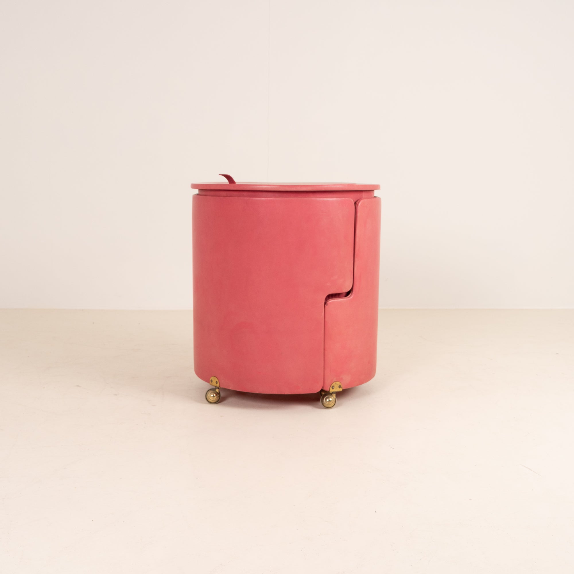 "Dilly Dally” vanity table designed by Luigi Massoni for Poltrona Frau
