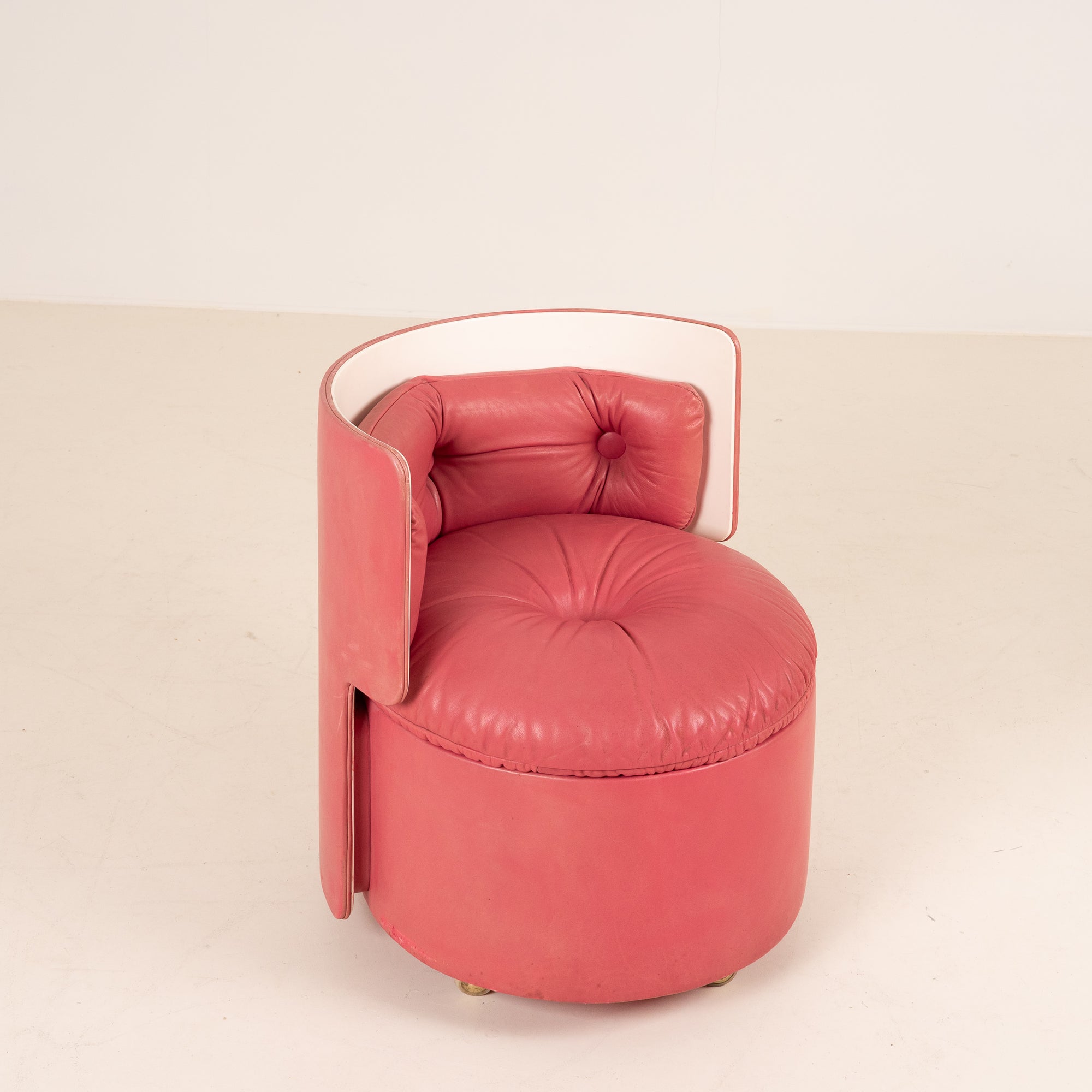"Dilly Dally” vanity table designed by Luigi Massoni for Poltrona Frau