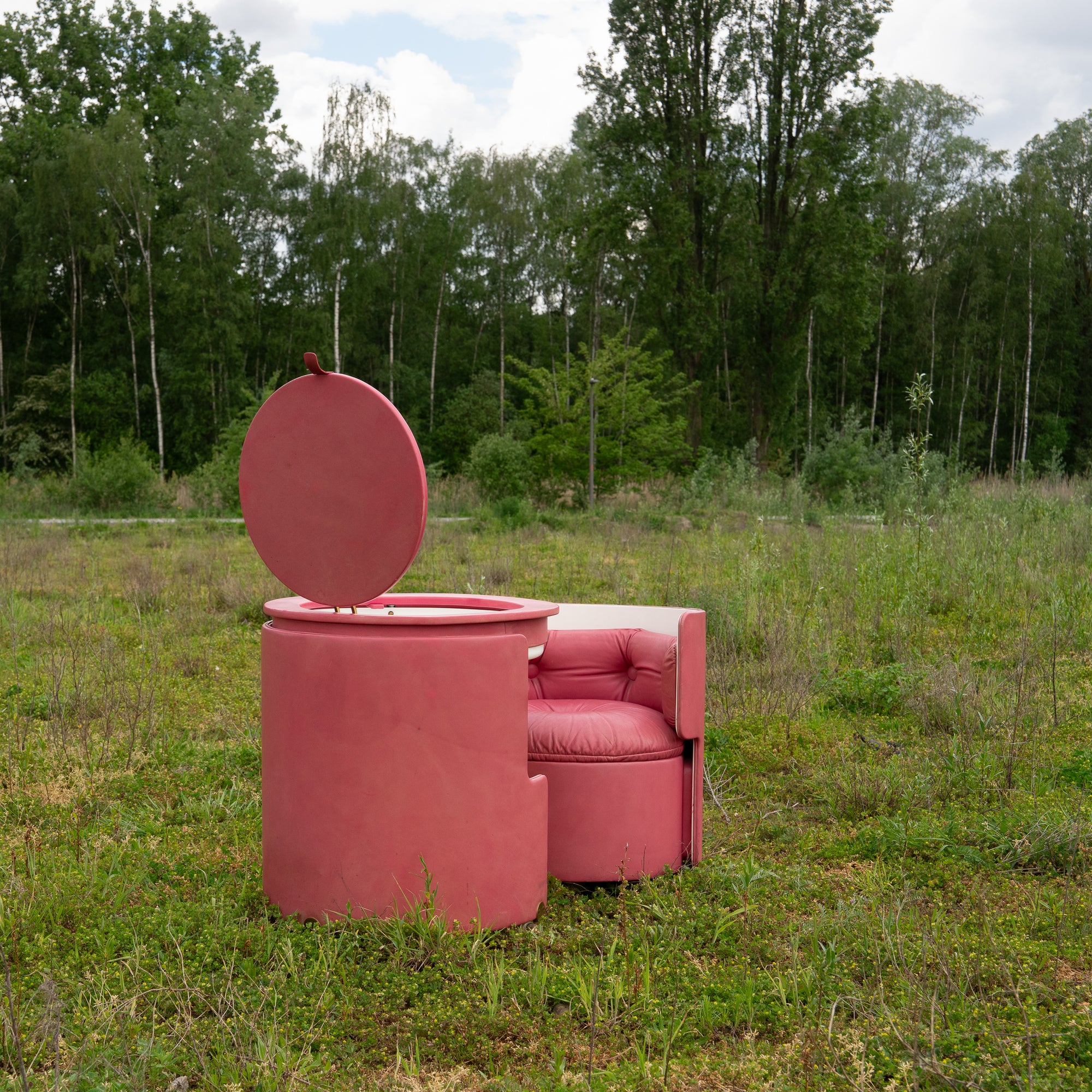 "Dilly Dally” vanity table designed by Luigi Massoni for Poltrona Frau